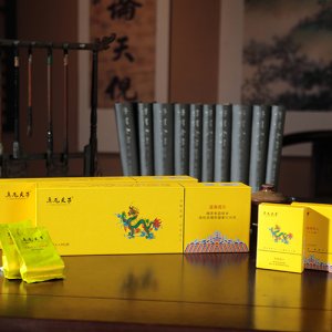 真龍?zhí)熳育埖膫魅耍ù蠹t袍）