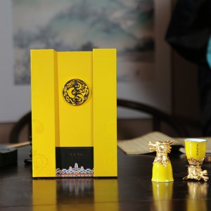 真龍?zhí)熳佑堬w天（大紅袍）