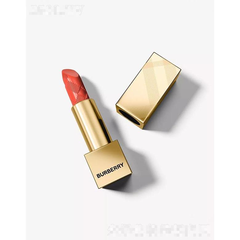 博柏利之吻晶潤凝彩唇膏 - 珊瑚粉紅 65 號 提升唇妝精致感